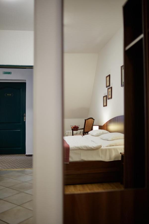 Bed and Breakfast Tercia Hubertus Panzio Шопрон Экстерьер фото